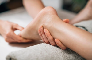 Massage ayurvédique des pieds au bol Kansu à l'institut de beauté l'Eveil d'Essences à Quaregnon, près de Mons