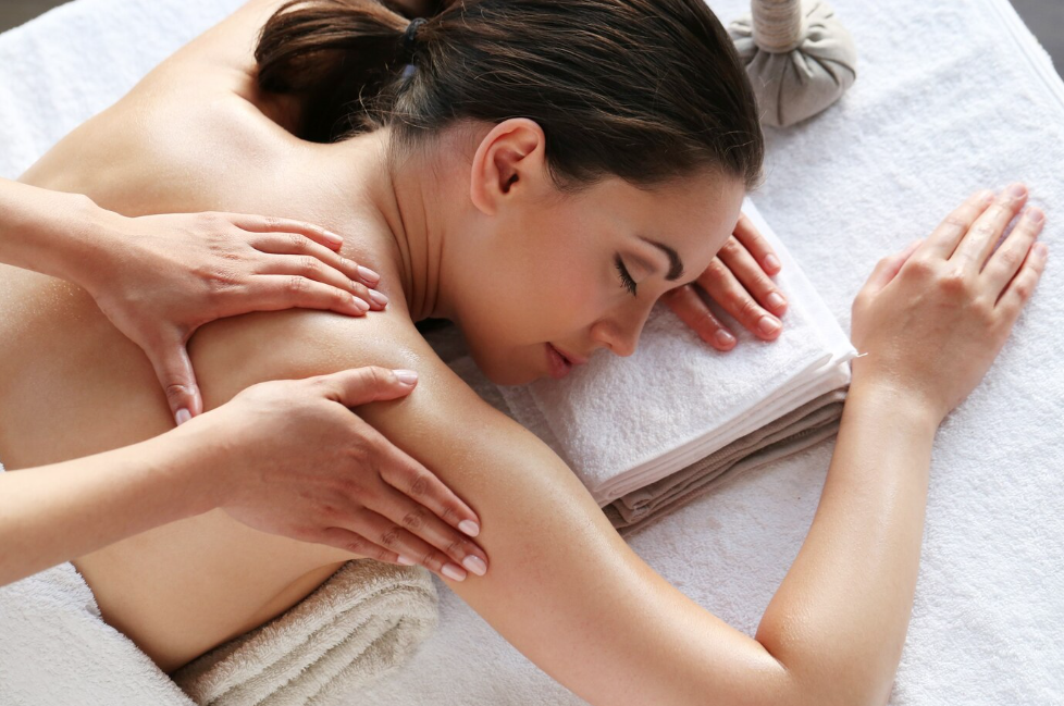 Massage du dos à l'institut L'Eveil d'Essence à Quaregnon, près de Mons